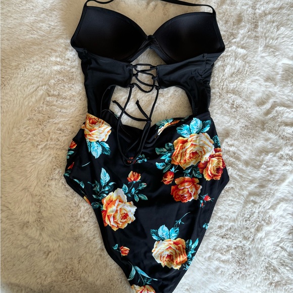 Cupshe size M, barely worn EUC. - Picture 1 of 2